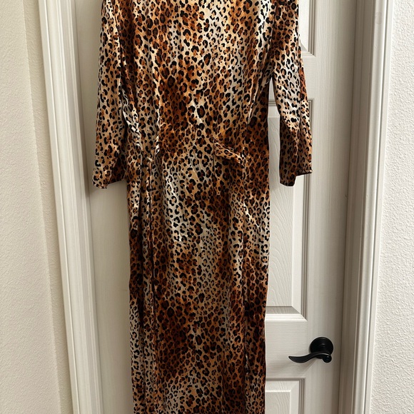 Intimo Leopard Print Satin Robe - Picture 2 of 3